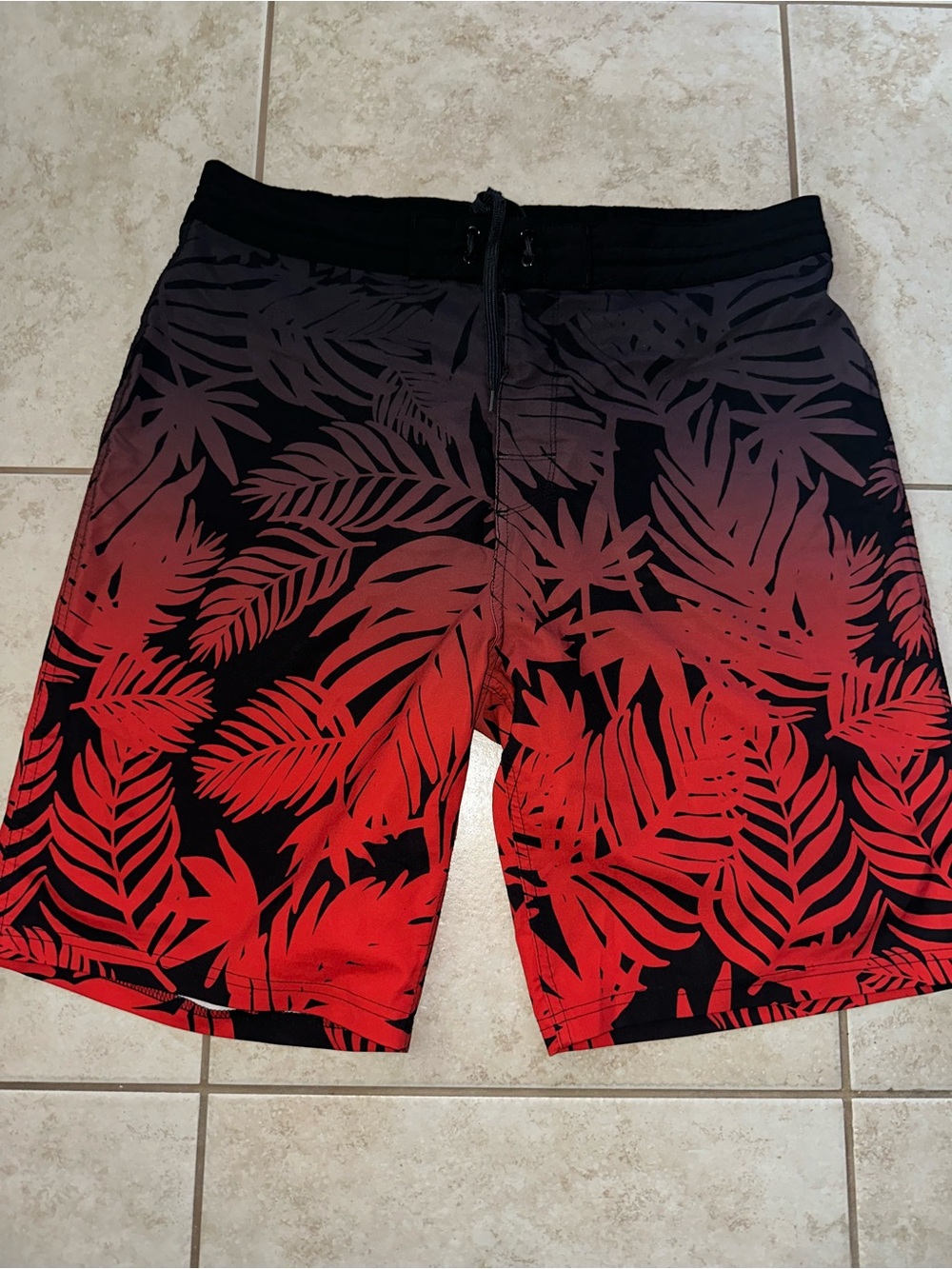 Old Navy Board Shorts Mens 36 California Red Black Hawaiian Floral Ombre Swim